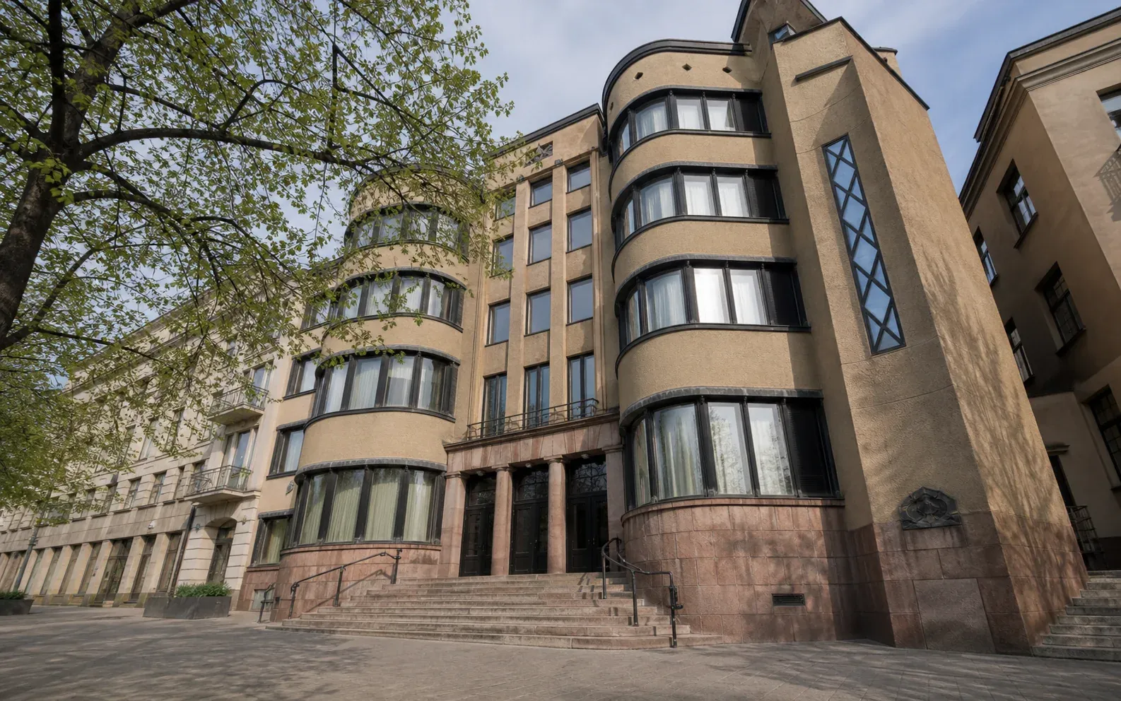 Kauno tarpukario modernizmo architektūros pastatas su apvalintais langais