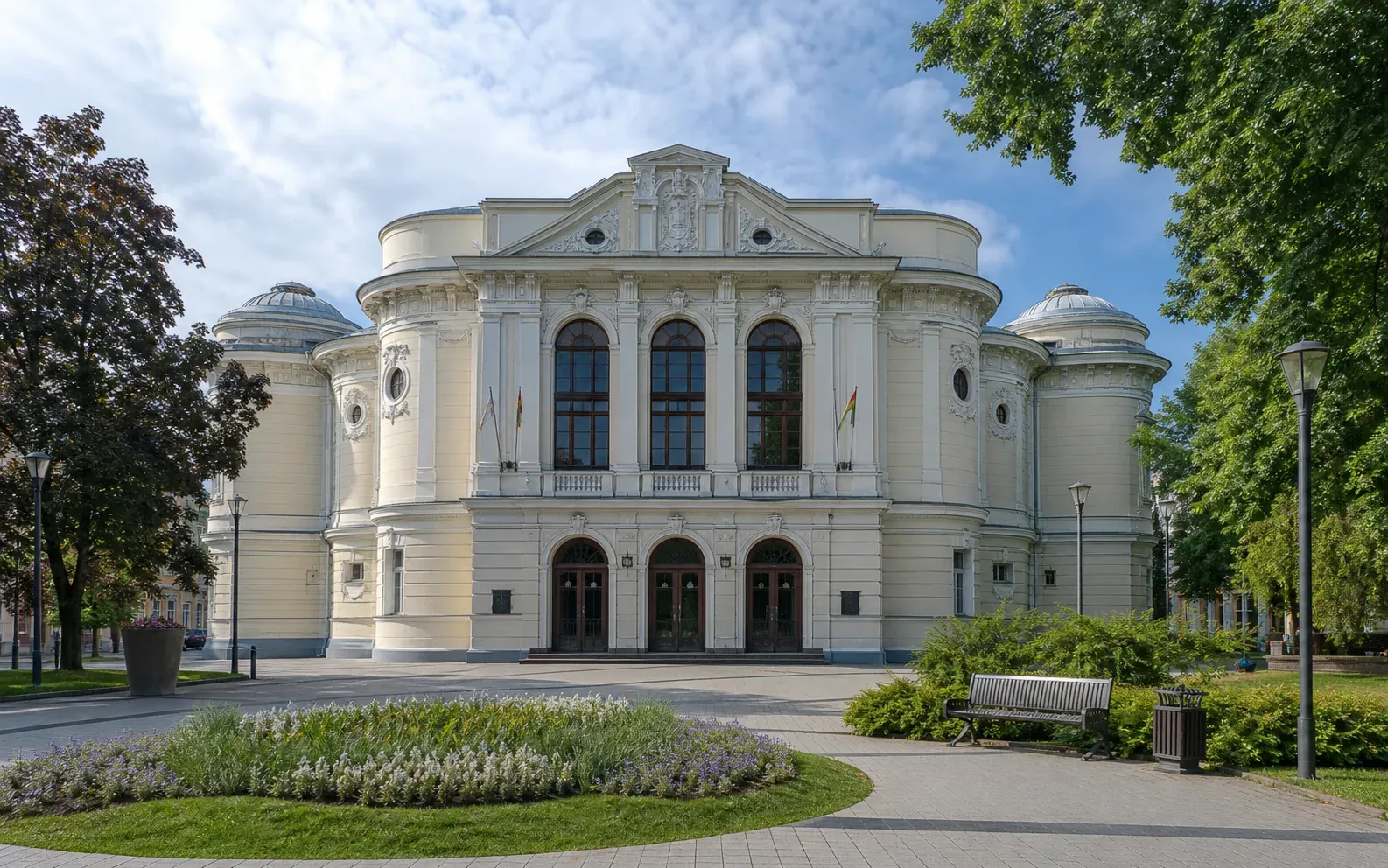 Kauno valstybinio muzikinio teatro fasadas ir sodelis